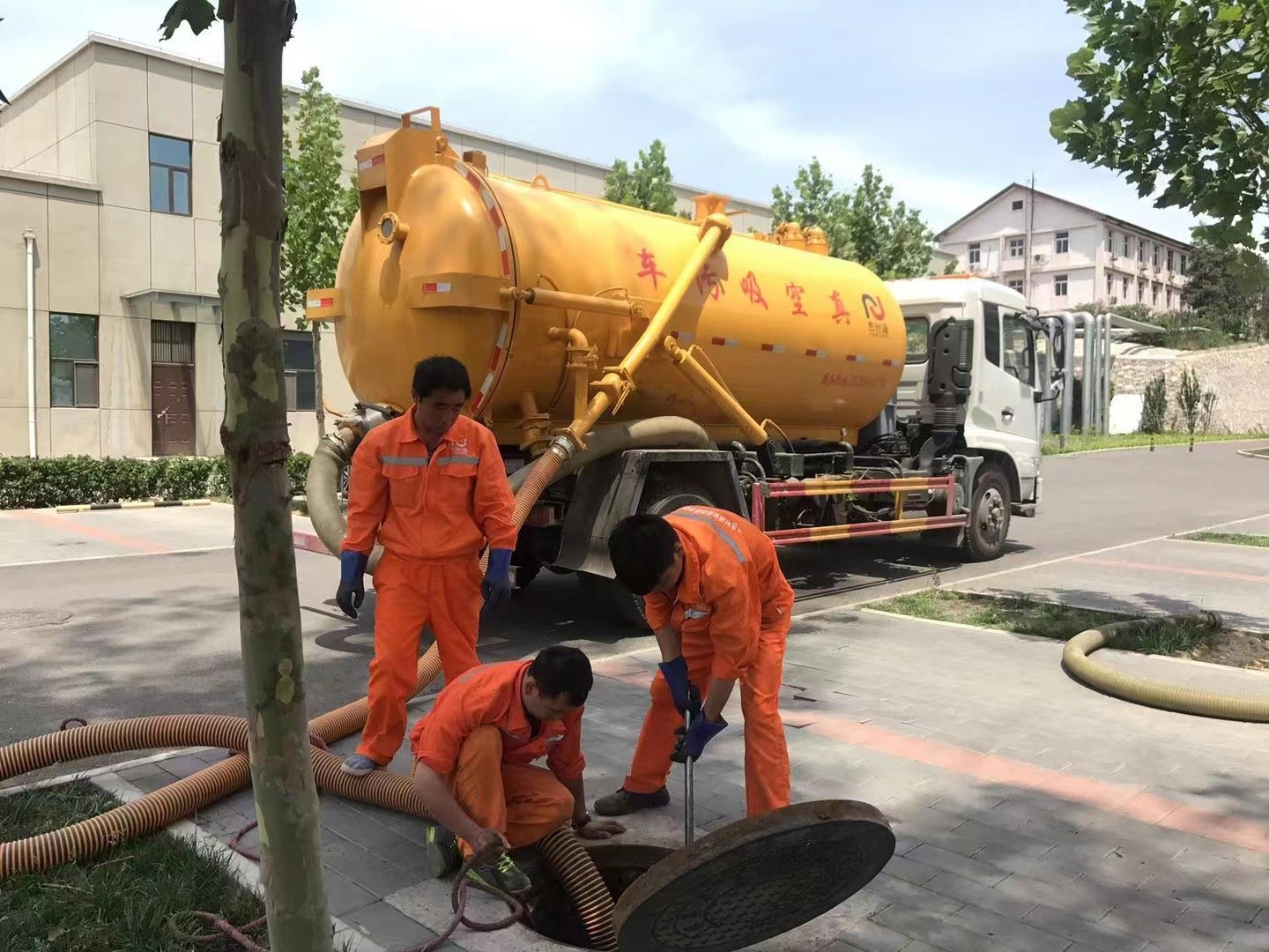 多祥镇化粪池清理与5-8吨吸粪车施工效率分析
